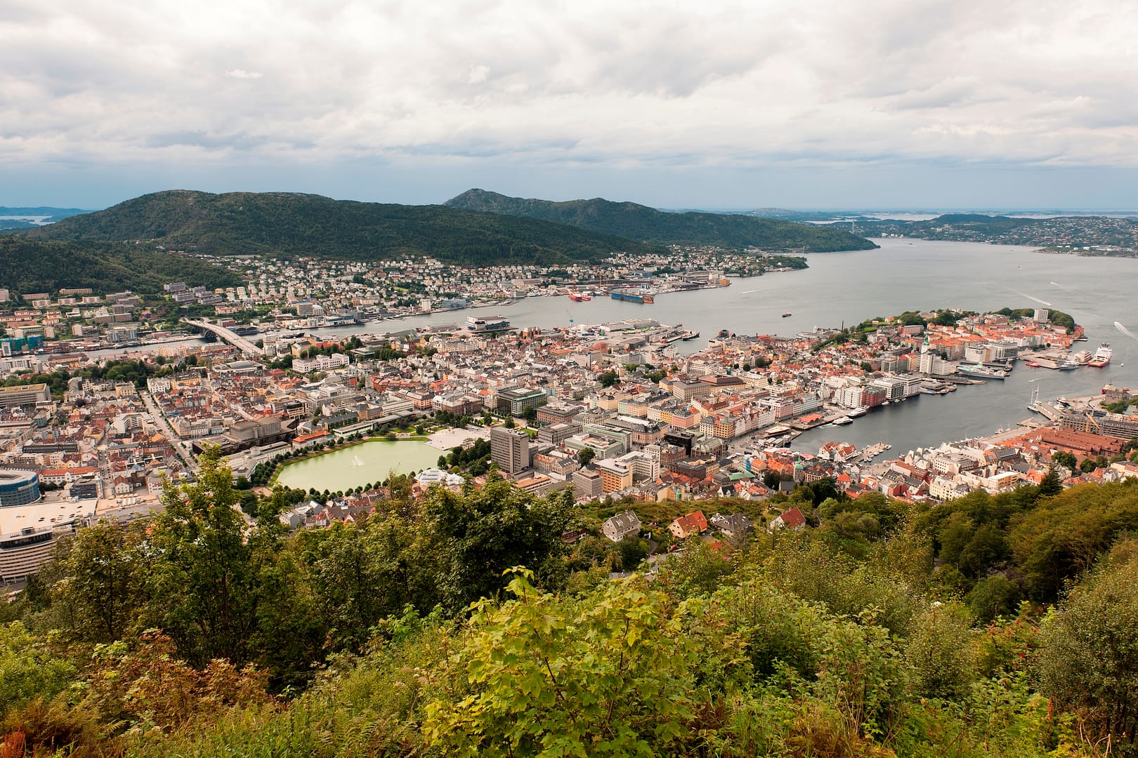 aerial-view-city-mt-floyen-berge