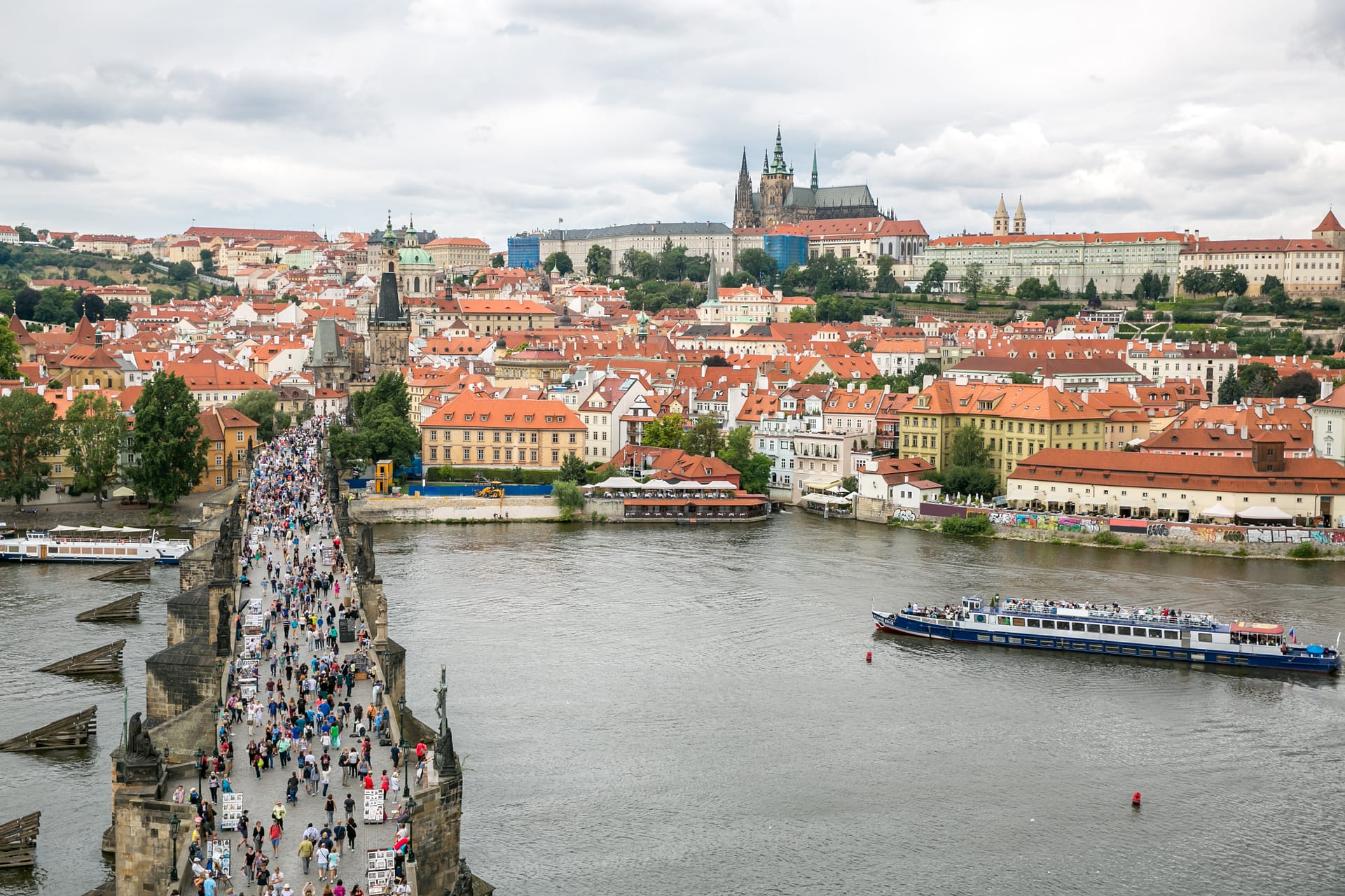 Pargue, view of the Lesser Bridge Tower of Charles Bridge (Karluv Most) and Prague Castle, Czech Republic.